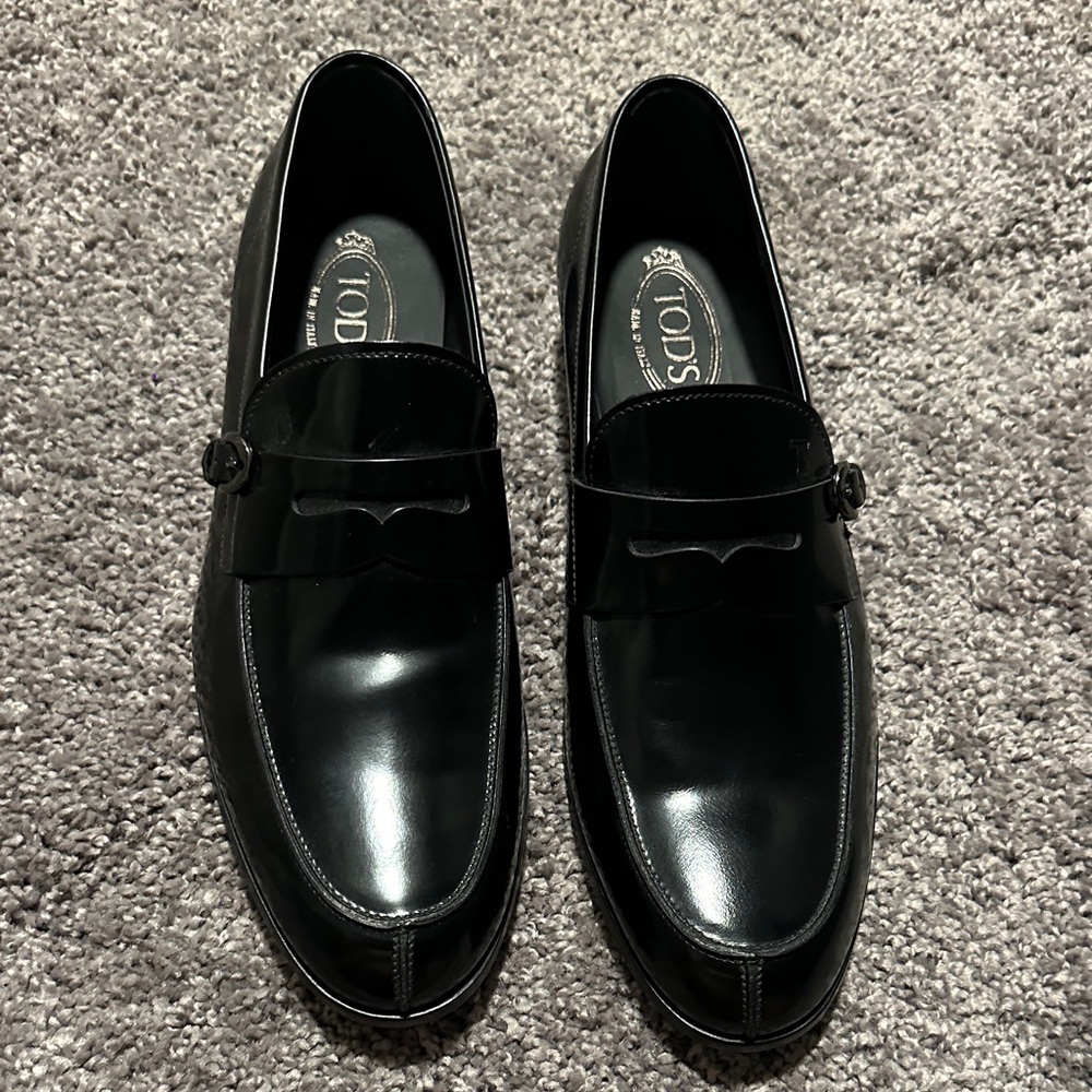 Tod's Elegant Black Leather Loafers for Men